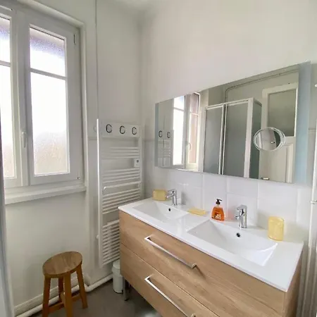 Etage Privatif 2 Ch 3 Etoiles Clim Calme Confort Grand Parking Gratuit Proche Creps Golf Hippodrome- 900 Metres Des Berges De L Allier Bellerive-sur-Allier